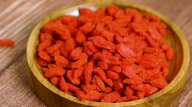 Dönüşümlü bir tabak goji üzümünün üzerine ilave böğürtlen atılıyor.