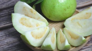 Bir tabak Guava, tüm dilimleri düzgünce düzenlenmiş.