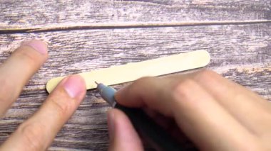 Küçük tahta bir etikete 