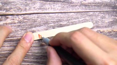 Küçük tahta bir etikete 