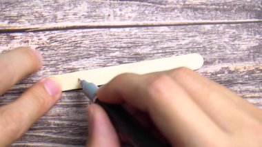 Küçük tahta bir etikete 