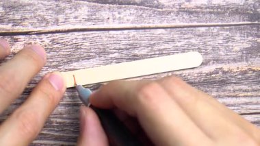 Tahta Etikette Kırmızı İşaretli 