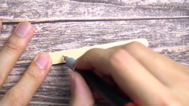 Küçük tahta bir etikete 