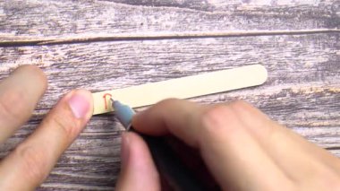 Küçük tahta bir etikete 