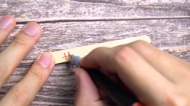 Küçük tahta bir etikete 