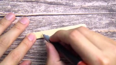 Küçük tahta bir etikete 