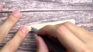 Küçük tahta bir etikete 