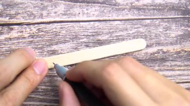 Küçük ahşap bir etikete 