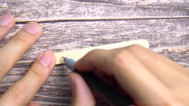 Küçük tahta bir etikete 