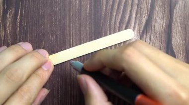 Küçük tahta bir etikete 