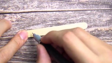 Küçük tahta bir etikete 