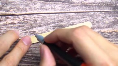 Küçük tahta bir etikete 