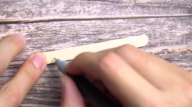 Küçük tahta bir etikete 