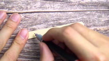 Küçük tahta bir etikete 