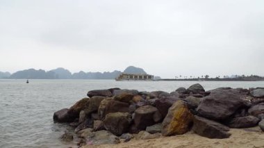 Uzak Deniz Dağları ile Sahil Kayalıkları Arkasındaki Tekne