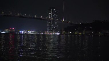 Yansımalar ve Şehir Işıklarıyla Deniz Üzerinde Gece Köprüsü