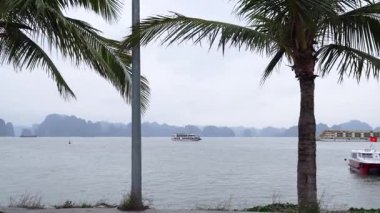 Kıyıya ve Uzaktaki Dağlara Dönen Teknelerle Denize Bakış