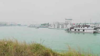 Kıyıdaki Limanda Teknelerle ve Zarif Evlerle Bir Koyda Yürümek