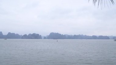 Uzaktaki Puslu Dağlar ve Teknelerle Huzurlu Körfez