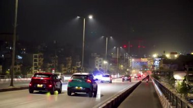 Yoğun Şehir Caddesine Bakan Köprüden Gece Manzarası
