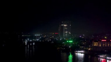 Deniz kenarındaki bir sahil şehrinin Hava Gecesi Manzarası