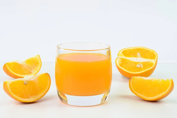Narancslé Üvegpohárban Narancslé Háttérben Stock Kép