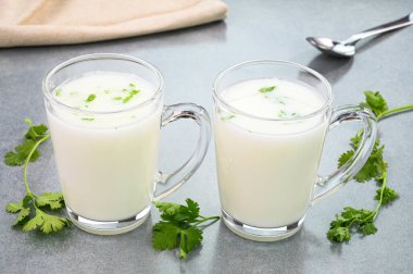 Cam bardaklarda servis edilen tereyağlı içecek.