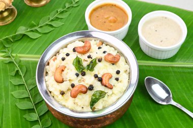 Ven Pongal ünlü Güney Hindistan kahvaltısı muz yaprağıyla servis edilir..