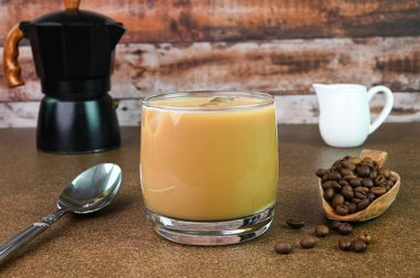 Bardakta soğuk buzlu kahve