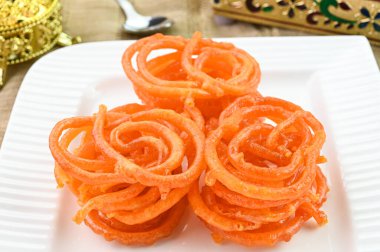 Jalebi tatlı tabağında servis edilir.