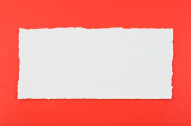 Kırmızı zemin üzerinde beyaz yırtık kağıt