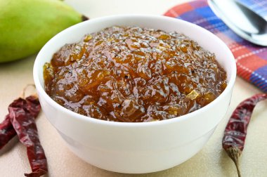 Mango turşusu kasede servis edilir..