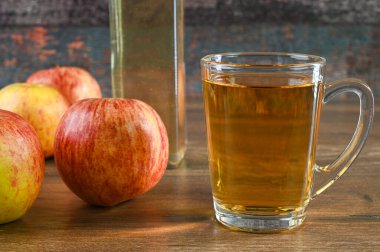 Cam bardakta elma sirkesi servis ediyorum.