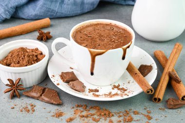 Sıcak çikolata servisi. Bir fincan iç.