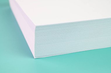 Mavi arkaplandaki kağıt yığını