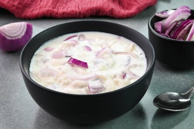 Soğanlı raita kasede servis edilir.