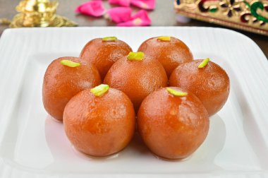 Gulab Jamun 'un tatlı tabağı.