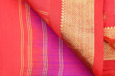 Turuncu ipek sari ile altın sınır