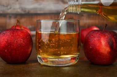 Cam bir fincana elma sirkesi döküyorum..