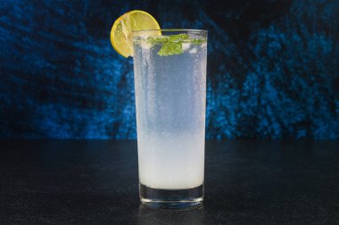 Bardakta servis edilen limonlu soda.