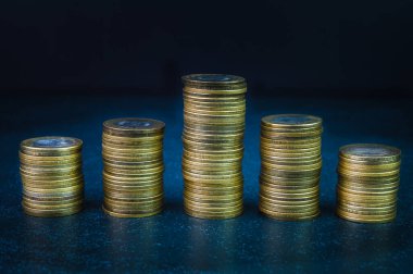 Siyah arkaplanda altın para yığını