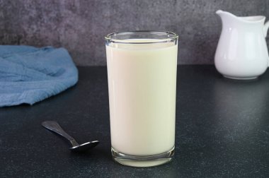 Bardakta vanilyalı milkshake servis ediyorum.