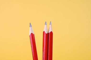 Kırmızı kalemlerin yakın görüntüsü.