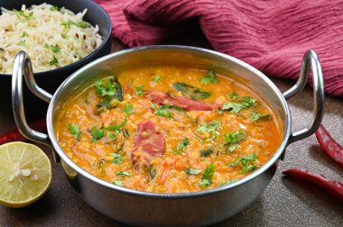 Dal Fry tabağı kasede servis edilir..