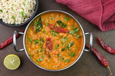 Dal Fry tabağı kasede servis edilir..