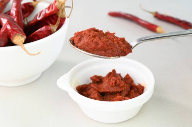 Tayland usulü köri ezmesi..