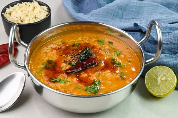 Dal tadka tabağını bir kasede servis ediyorum..