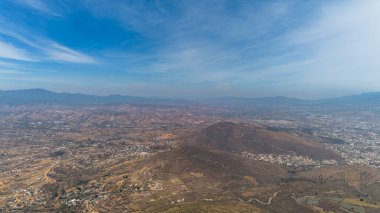 Fotografa bölgesi panormica de los paisajes interconectados de San Pedro Ixtlahuaca y Santa Mara Atzompa en Oaxaca, Meksika. La imagen revela una mezcla de zonas urbanas y rurales enclavadas en un valle, rodeadas de...