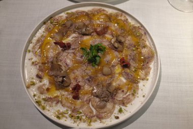 Lezzetli bir gurme olarak pişirilmiş domuz eti.