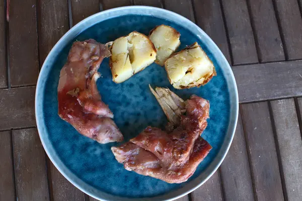 Lezzetli bir gurme olarak pişirilmiş domuz eti.